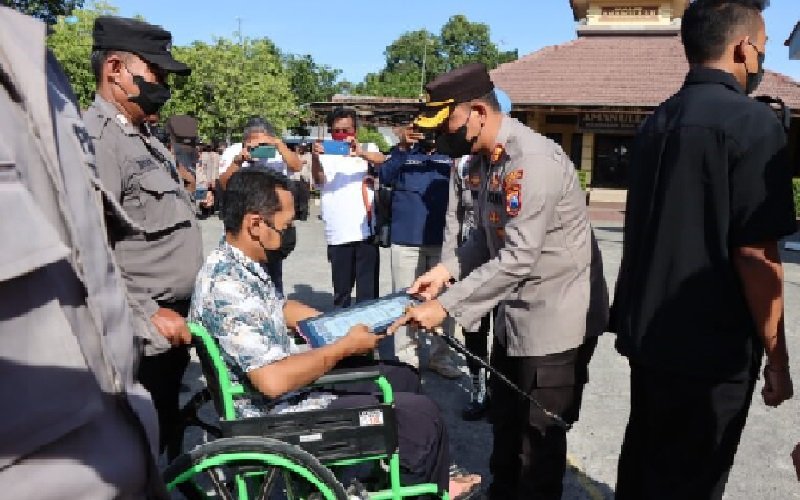 pemberian piagam penghargaan kepada Satpam