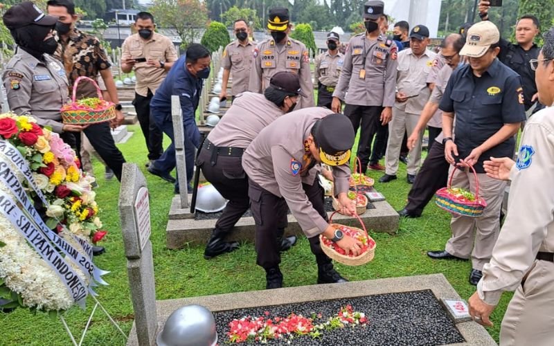 tabur bunga di HUT SATPAM ke 42