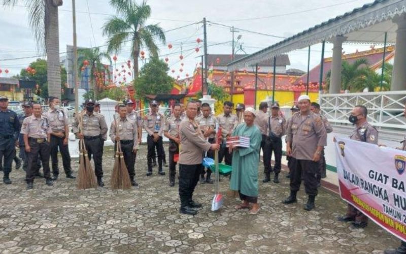 Satpam Berikan Bansos