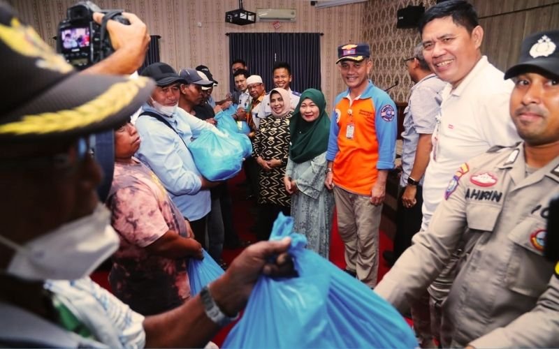 Satpan Terima Sembako - ilustrasi